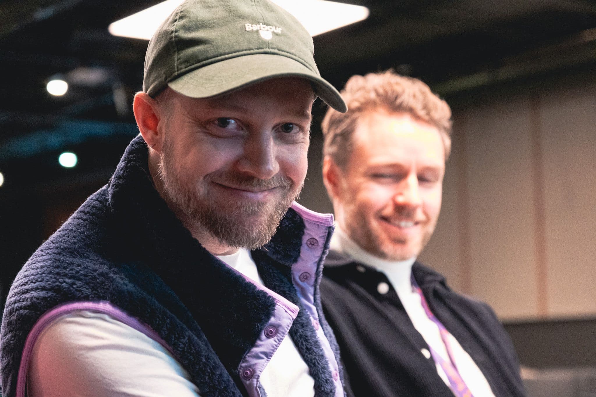 To ansatte som smiler