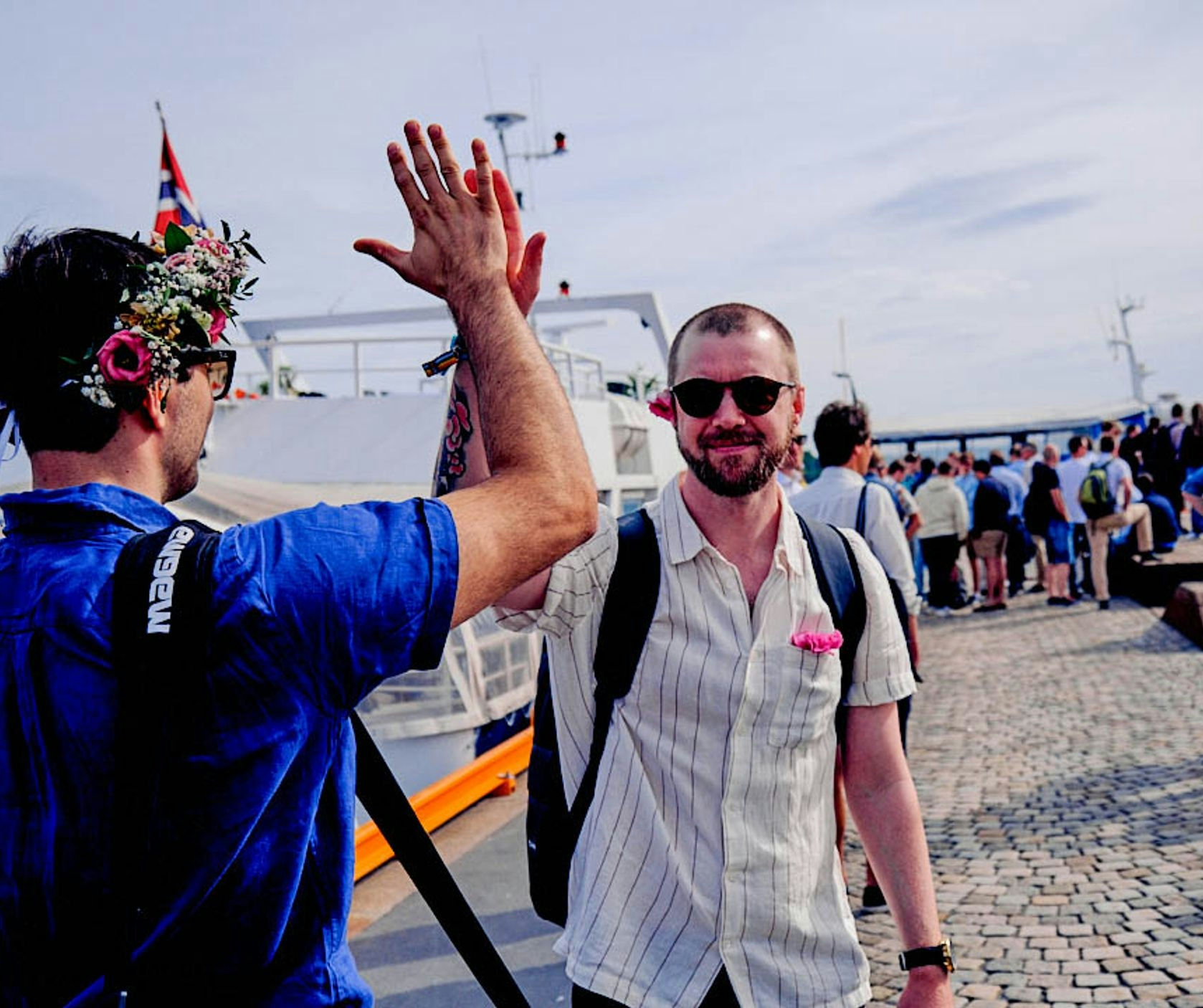 Tristian og Martin som gir en high-five på en kai i Oslo.