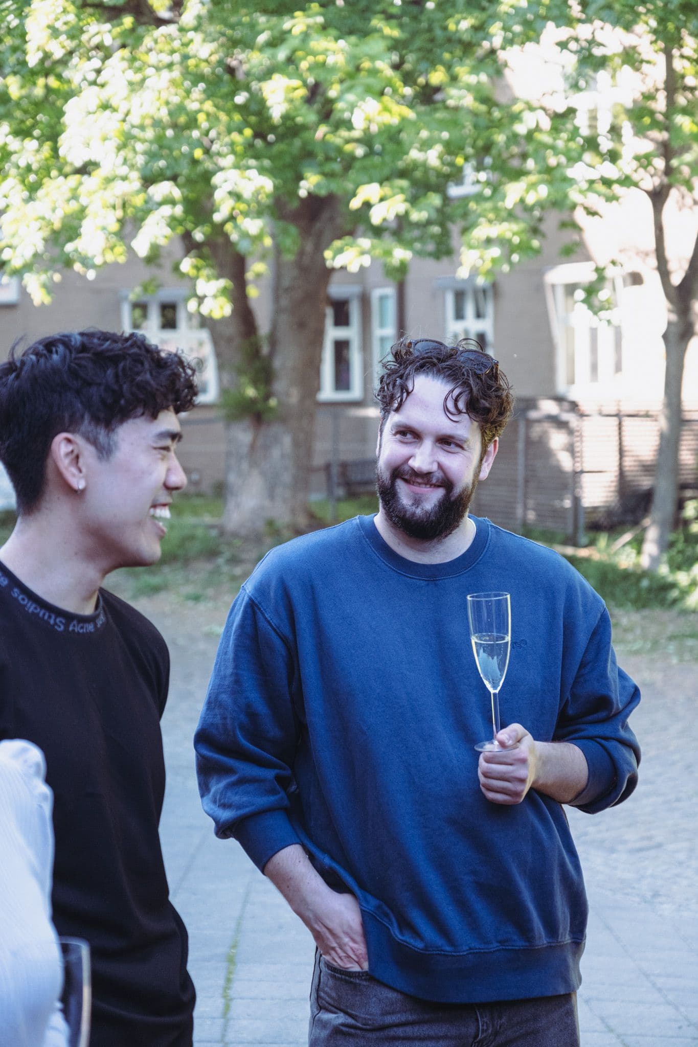 To kollegaer på grillkurs