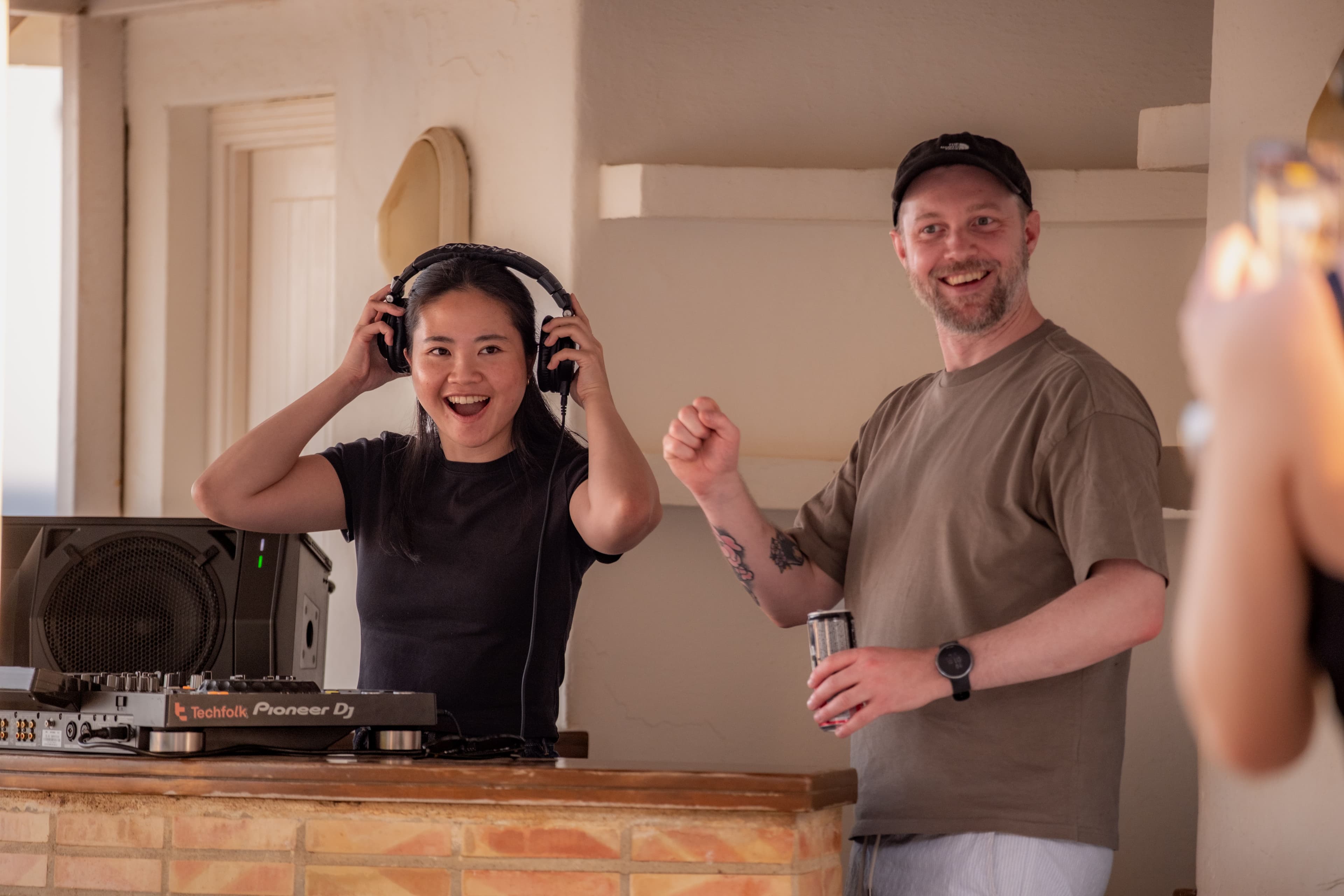 To utviklere som koser seg med DJing