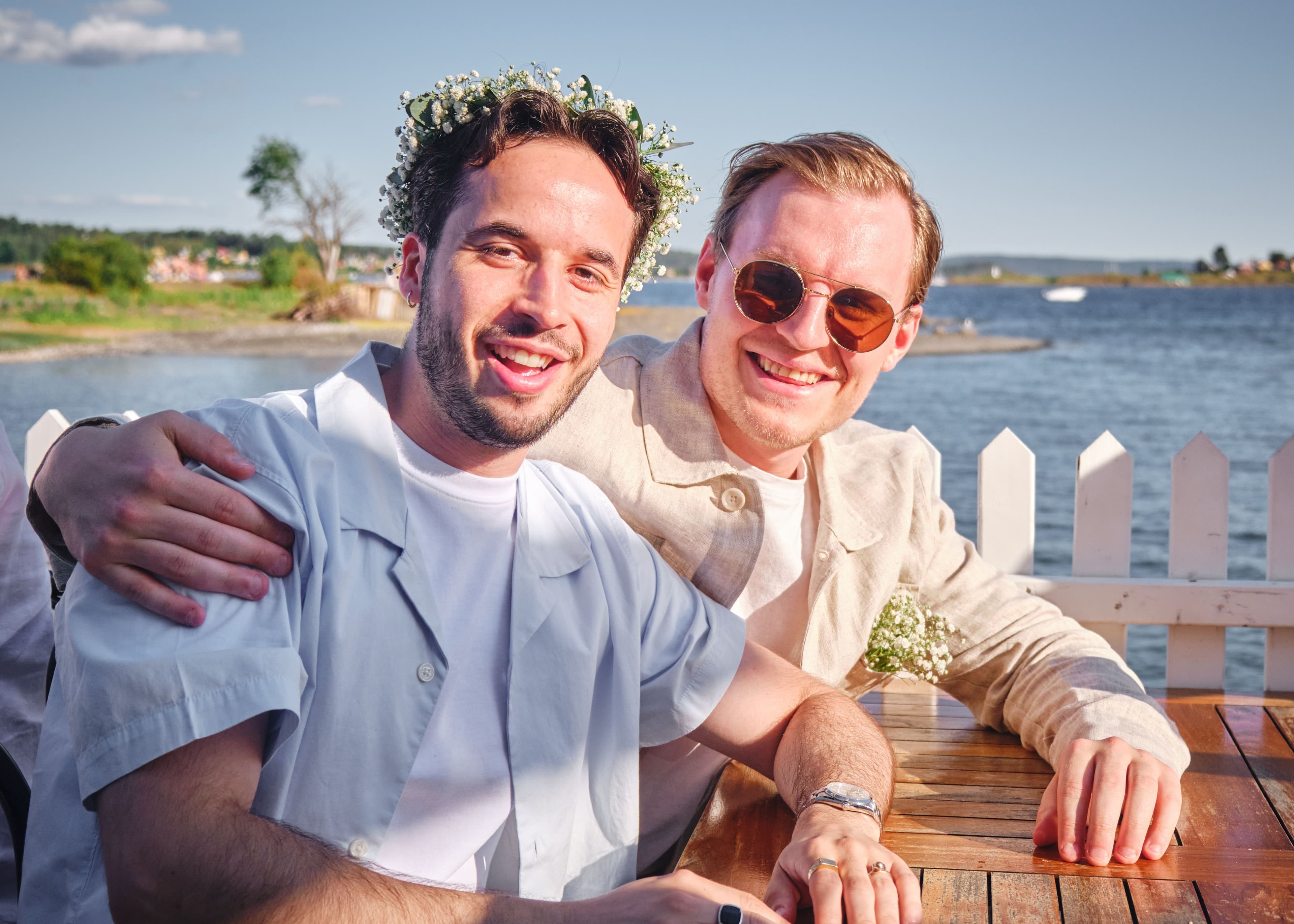 Blide kollegaer på sommerfest