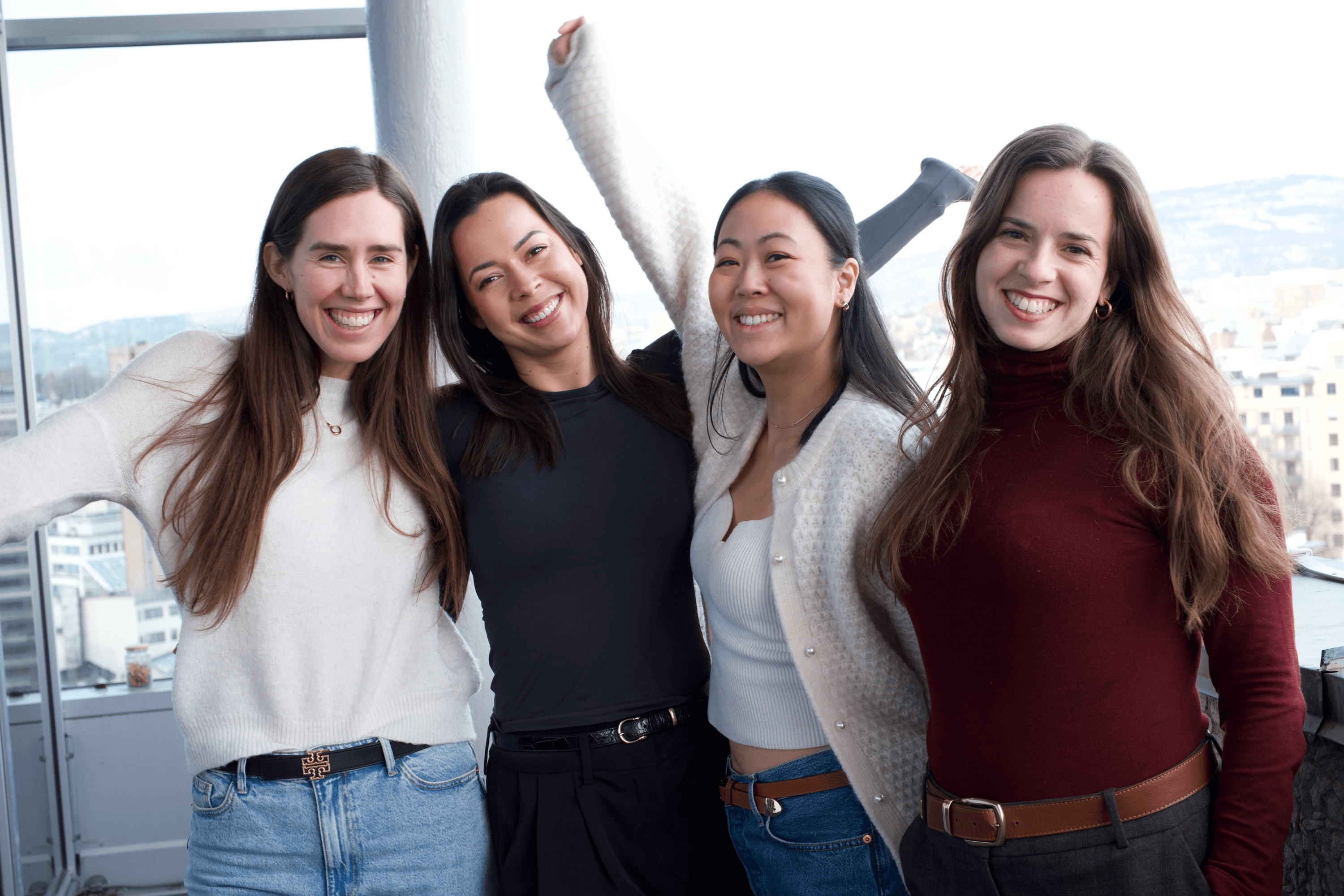 Karoline og Helen med sommerkjole og blomsterkrans på hodet