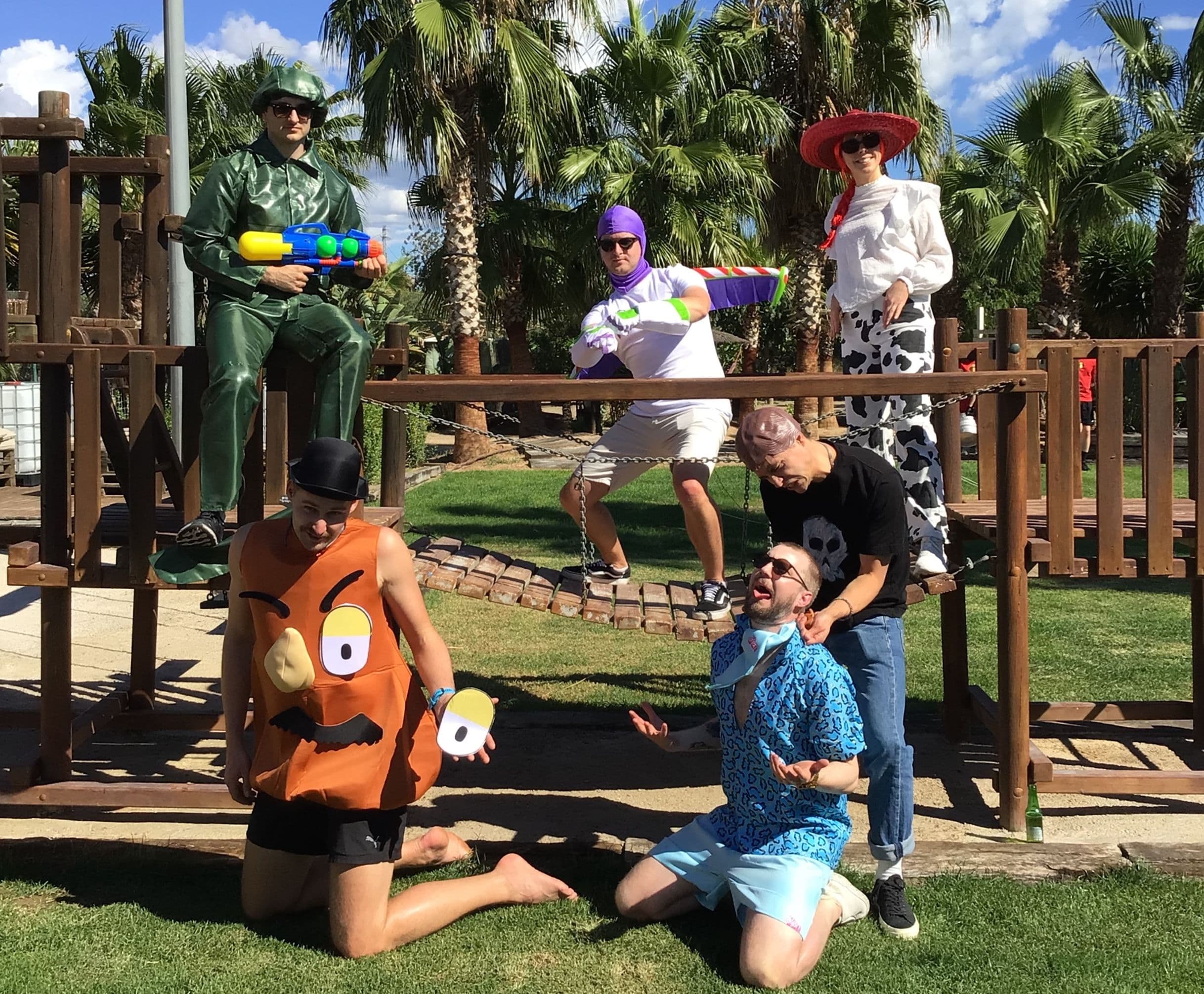 Kollegaer utkledd som figurer fra "Toy story"